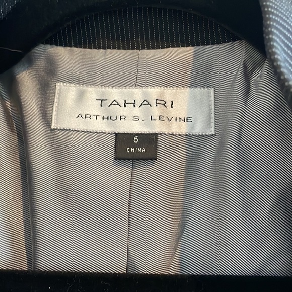 Gorgeous Tahari size 6 pinstriped black blazer - Picture 3 of 9